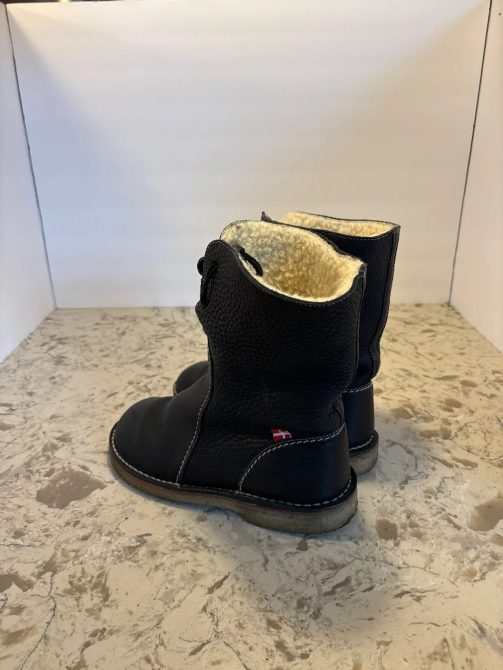Women’s Duckfeet  Arthus Black Pebbled Leather Sherpa Boots 39